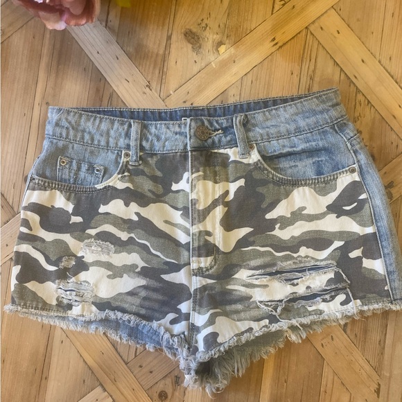 BDG Pants - BDG High Rise DREE Distressed Camo Shorts Size 29 - Super cute fit 🎀 high waist